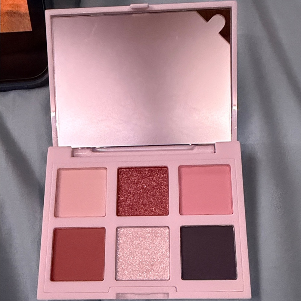 Elegant Eyeshadow Palette with Pink and Red Shades